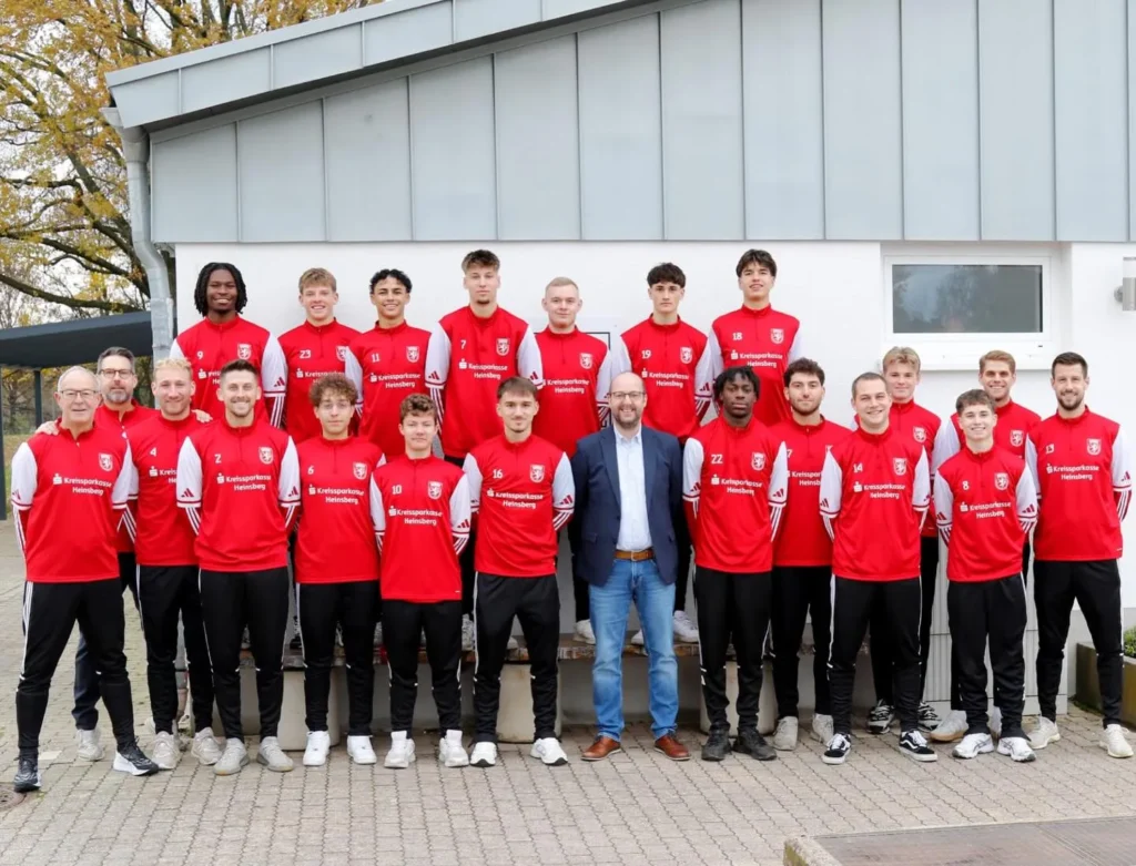 Neue Trainingsoberteile dank der Kreissparkasse Heinsberg